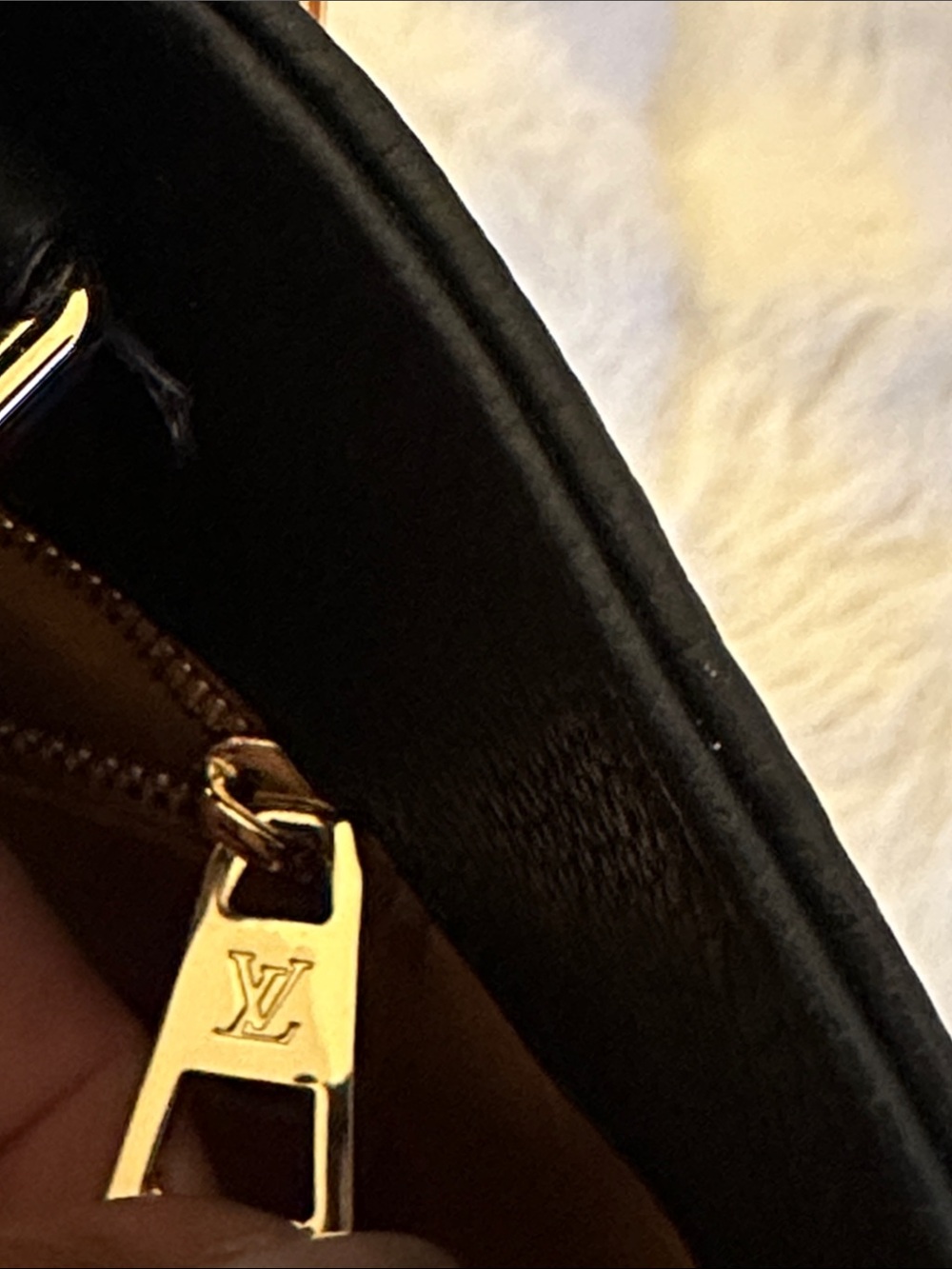 Black MEDIUM On the Go MM ✨STYLE✨Embossed leather bag black and gold - Picture 16 of 16